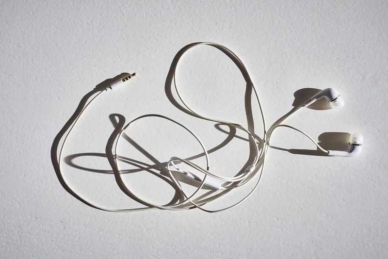 sound engineering, symbol, studio shot, audio, box, still life, according to, headphones, man made object, close-up, acoustic, glass - material, single object