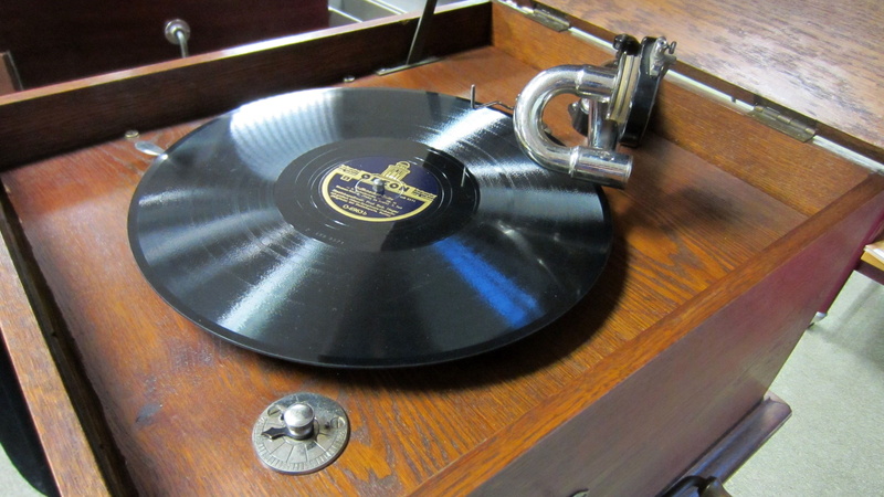 turntable, metal, antique, indoors, nostalgia, economy, Listen, old-fashioned, wood - material, Analog, technology, listen to music, no people, arts culture and entertainment
