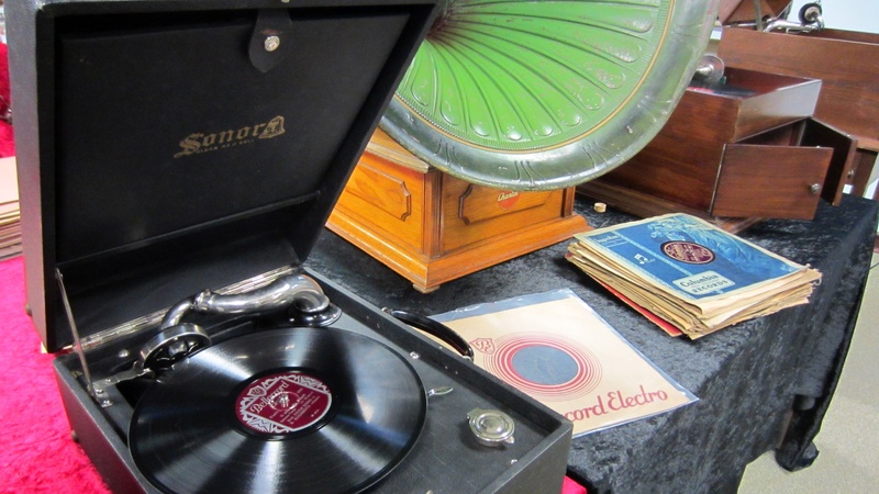 acoustics, equipment, gramophon, no people, shellac, vintage, history, communication, grooves, analog, machinery, tinge, sound funnel, record, turntable
