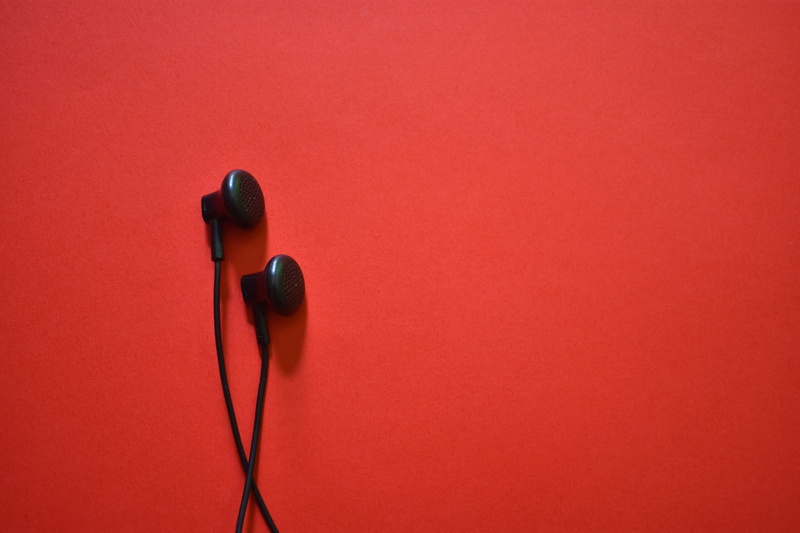 red, heart shape, red background, copy space, cable, still life, wood - material, close-up, valentines day - holiday, love, colored background, earphones