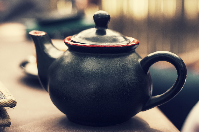 kettle, still life, single object, table, tea kettle, tray, tea pot, kitchen utensil, fashioned, hot drink, focus on foreground, old fashioned, crockery