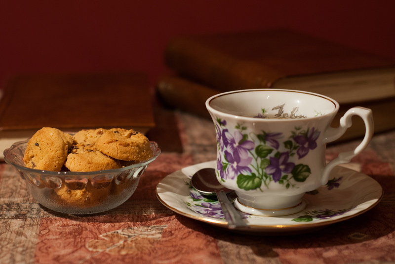 tea cup, Cookies, 5K, floral pattern, food and drink, baked, white, relaxation, wood - material, afternoon tea, snack, hot drink, refreshment, tea - hot drink