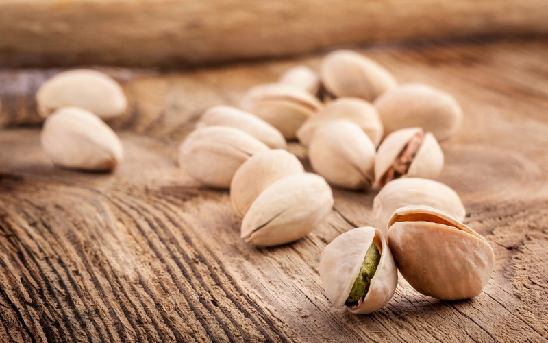 food, wooden surface, selective focus, indoors, nutshell, freshness, nut, focus on foreground, vegetable, pistachios, still life, 1080P, vegetarian food