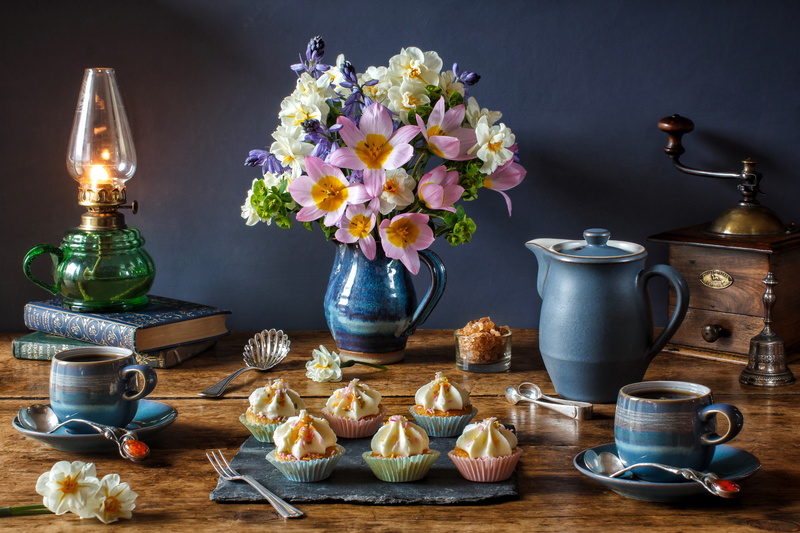 coffee, 5K, flowers, mugs, style, tulips, bouquet, lamp, still life, coffee grinder, cupcakes, books, daffodils