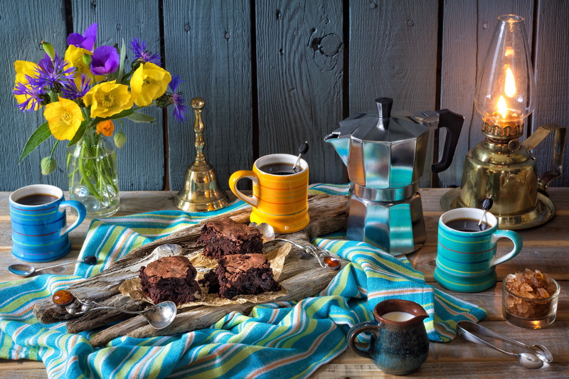 cake, flowers, bouquet, cream, mugs, still life, coffee pot, spoon, cornflowers, Maki, brownie, 5K, coffee, lamp