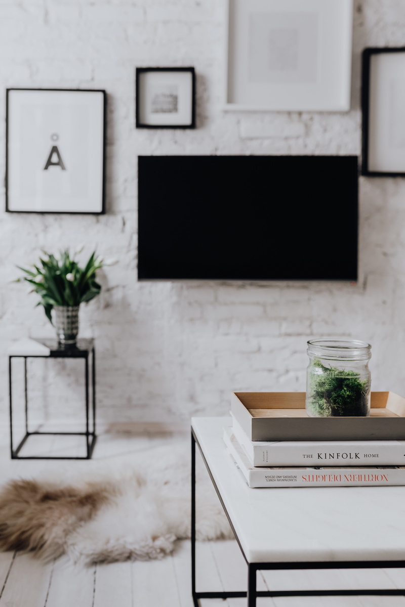 text, living, glass, potted plant, communication, Uncommon, white color, interior, western script, scandinavian, common, container, drink, wooden floor