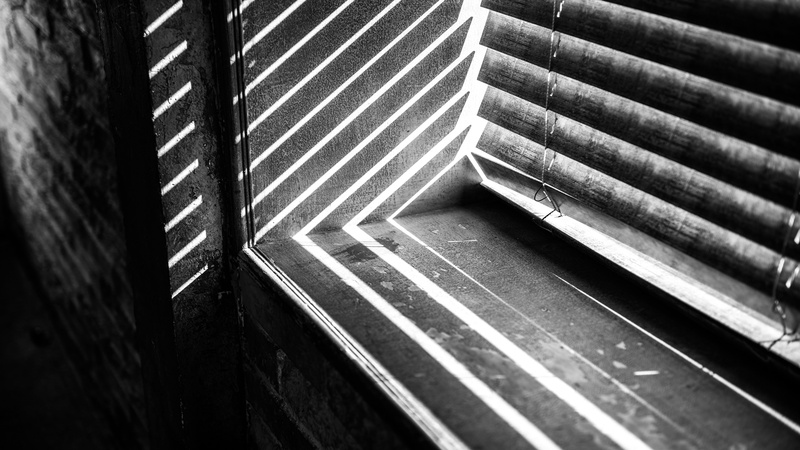 high angle view, empty, wood - material, selective focus, old, photography, railing, built structure, 5K, no people, indoors, day, monochrome, in a row