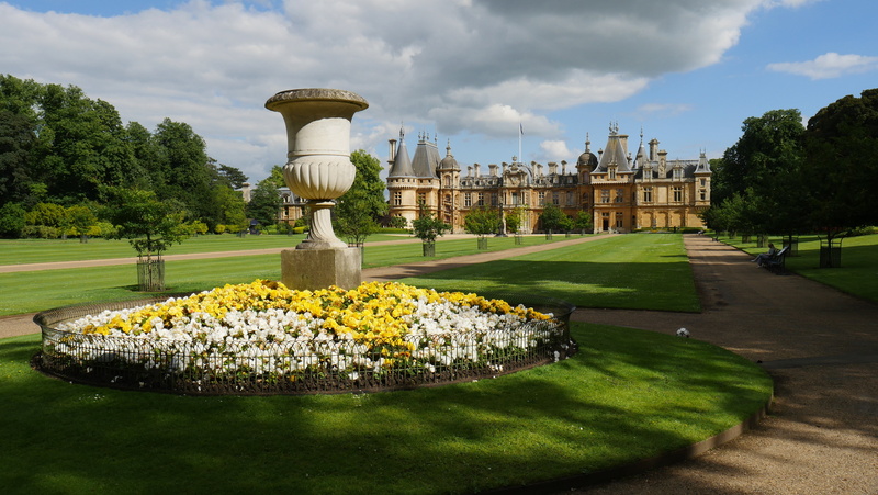 english, 5K, architecture, concrete, tree, statue, garden, history, day, country, white, park - man made space, cloud - sky, pot, hedge, grass, fountain