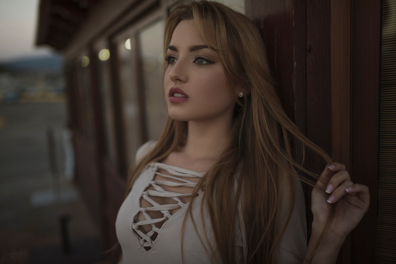 Carolina Camacho, straight hair, 1080P, portrait, looking away, brown eyes, women outdoors, depth of field, women, blonde, long hair, open mouth, white nails