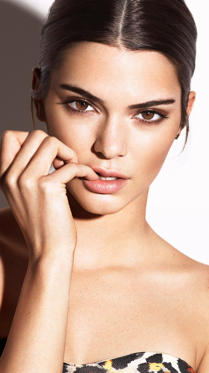 women, simple background, brunette, 2K, Kendall Jenner