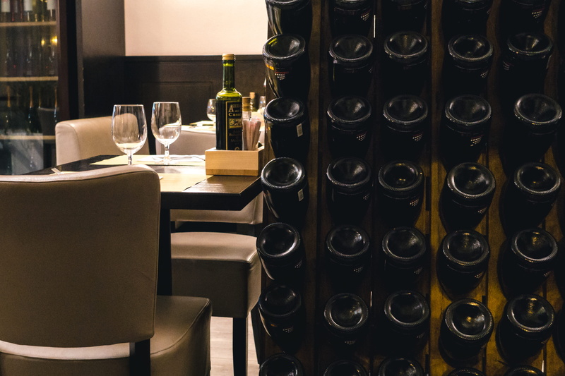 household equipment, food and drink, interior, glass, empty, order, seat, no People, glass - material, indoors, in a row, refreshment, bar, wine rack, 4K