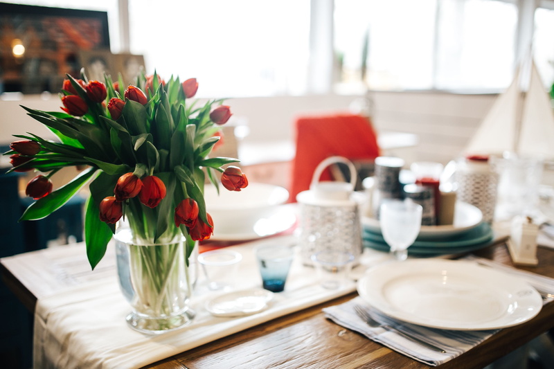 plates, elegance, candle, napkin, lunch, 4K, indoors, flower head, crockery, restaurant, furniture, celebration, drinking Glass, decoration, flower, tablecloth