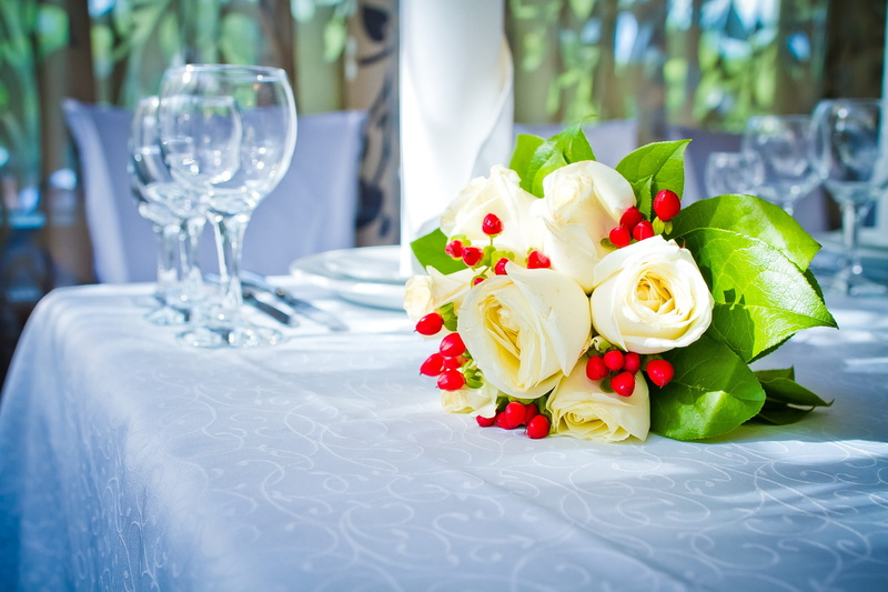 plant, wineglass, Table, flower head, freshness, flower arrangement, wedding Reception, arrangement, flowering plant, romance, event, glass, rose, drinking Glass