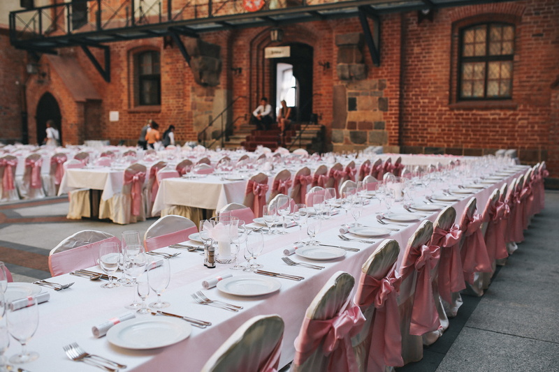 architecture, arrangement, glass, setting, built structure, no People, tablecloth, plate, day, seat, setting the table, indoors, table set, order, place setting