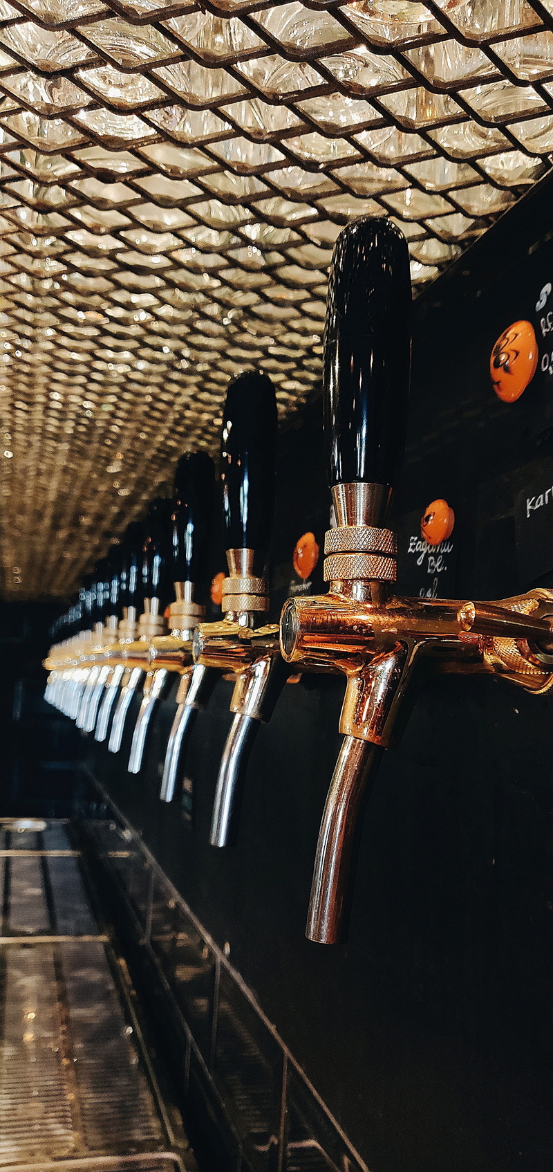 metal, wood - material, built structure, close-up, refreshment, architecture, indoors, drink, container, malt, wooden, bottle, 4K, reflection, lager, faucet