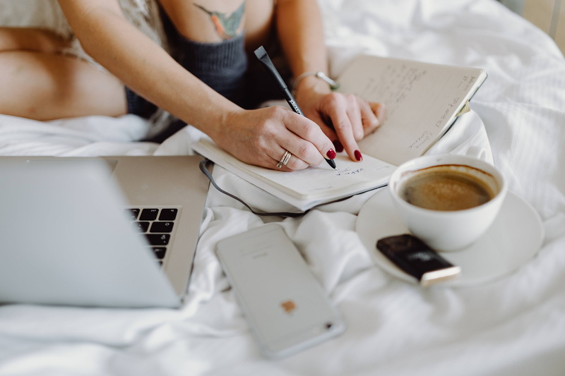 wireless Technology, drink, 5K, computer, caucasian Ethnicity, cup, work, bed, coffee, hotel, mac, white, women, breakfast, hand, adult, equipment, macbook