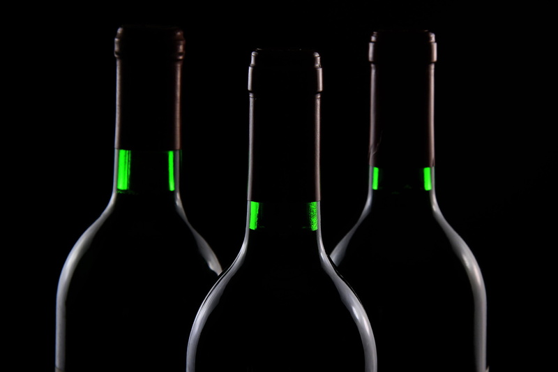 glass - material, alcohol, refreshment, 4K, transparent, food and drink, wine, food/Drink, studio shot, household equipment, red, black background, wine bottles