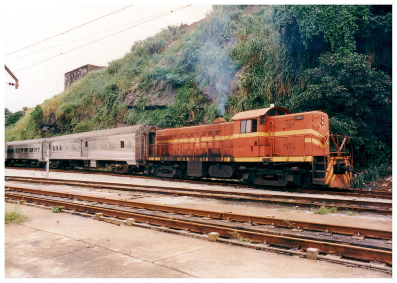 railroad track, travel, transportation, railroad car, plant, land vehicle, diesel locomotive, 720P, on the move, tree, public transportation, train, motion