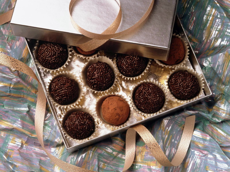 pastry, box, brown, no People, box - Container, abundance, chips, still life, tray, variation, cookie, food and drink, bowl, candy, directly above, high angle view