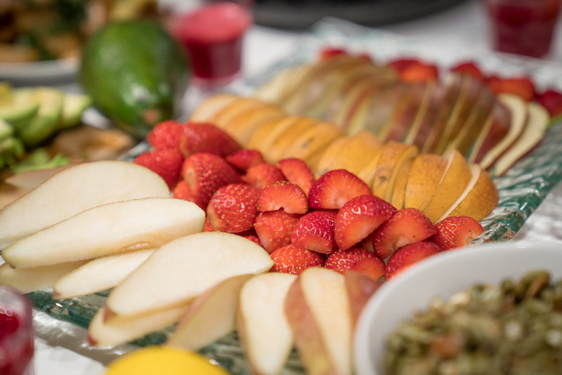pears, food and drink, no people, indoors, plate, selective focus, fruit, 1080P, fresh, abundance, freshness, variation, fruits, diet, ready-to-eat, strawberries