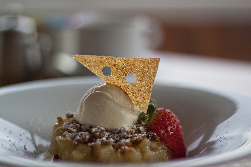 strawberry, ice cream scoop, refreshment, snack, gourmet, white, scoop, plate, desserts, cream, ice, Crumble, Pear, fruit, 4K, breakfast, pan pacific vancouver
