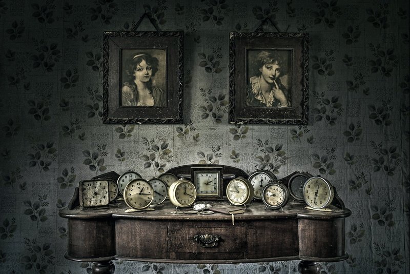 indoors, old, domestic room, history, wall - building feature, architecture, picture frame, retro styled, electric lamp, the past, antique, table, nostalgia
