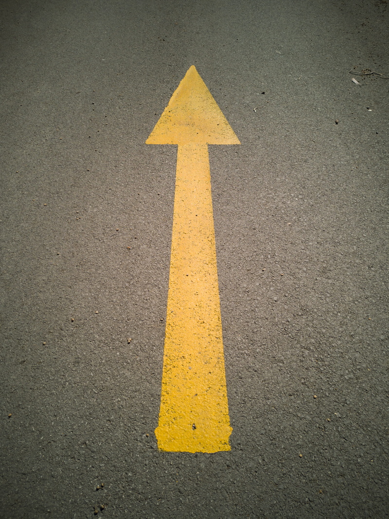 marking, directional sign, icon, outdoors, 5K, ad, the way forward, day, win, msn letters, internet, high angle view, start, shown, arrow symbol, target
