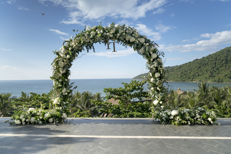 chair, weddings, natural, no one, horizon, green, travel, the beach, growth, decorate, horizon over water, sunny, beauty in nature, arch, outdoors, tranquil scene