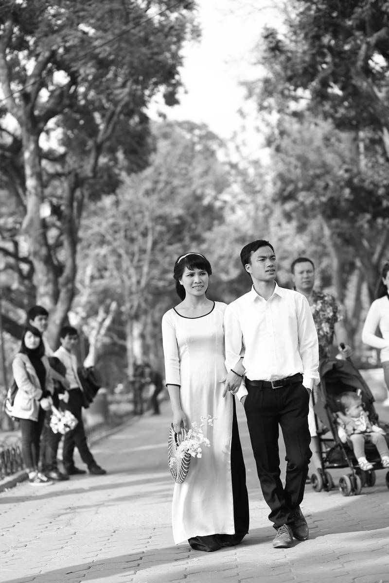 incidental people, weak, walking, emotion, outdoors, 5K, portrait, a couple, hoan kiem lake, leisure activity, autumn, day, fashion, full length, focus on foreground