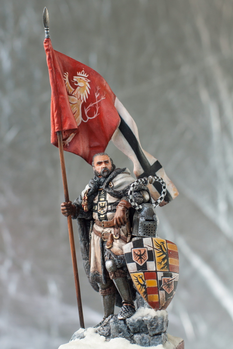 statuette, sculpture, editorial, coat of arms, action figures, work Helmet, war, art and craft, human representation, architecture, armed Forces, outdoors