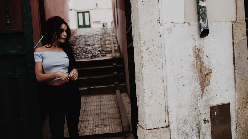 day, lifestyles, young women, anticipation, casual clothing, Vanessa Hudgens, waiting, actress, adult, women, beautiful woman, young adult, side view, architecture