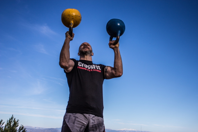 men, taco fleur, human limb, standing, kettlebells, human arm, day, holding, leisure activity, arms raised, low angle view, lifestyles, press, cavemantraining