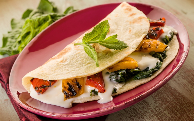 chicken Meat, savory Sauce, dinner, cooked, guacamole, gourmet, vegetarian Food, sauce, green Color, burrito, pita Bread, slice, rustic, spice, onion, tomato