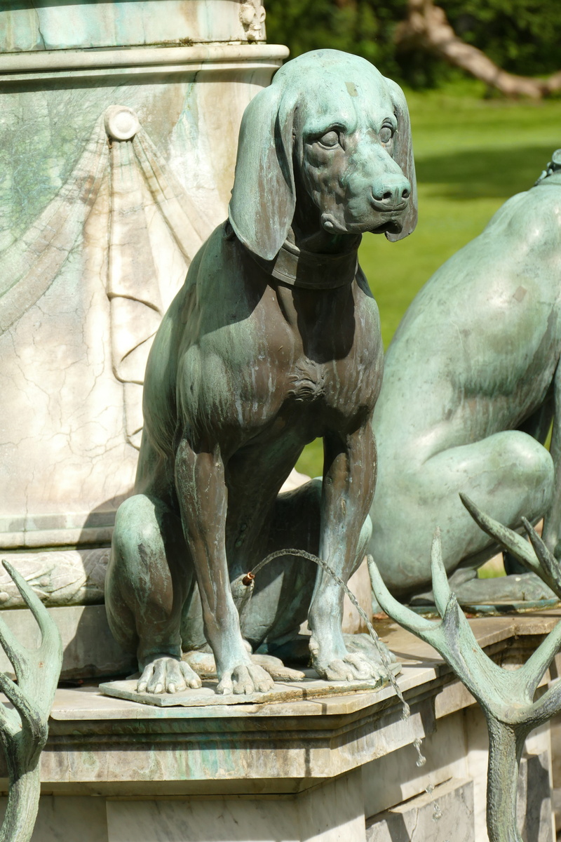 art, group of animals, architecture, bird, image, comic, outdoors, representation, statue, day, pee, sculpture, fontainebleau, fountain, dog, vertebrate