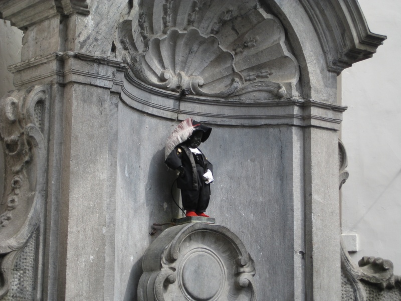 building exterior, pissing boy, representation, manneken pis, fountain, spirituality, angel, peeing boy, the past, statue, male likeness, day, sculpture