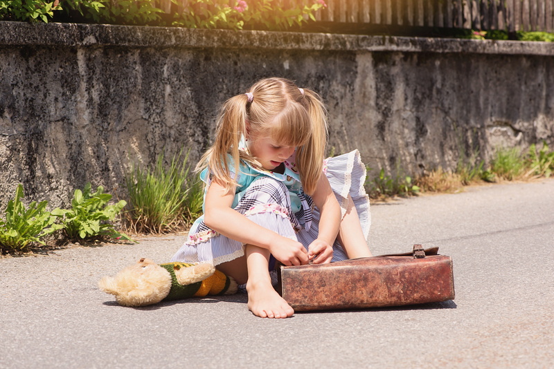 teddy, girl, schulweg, innocence, out, people, child, summer, hairstyle, brown, braids, small, full length, one animal, schoolbag, girls, offspring, portrait