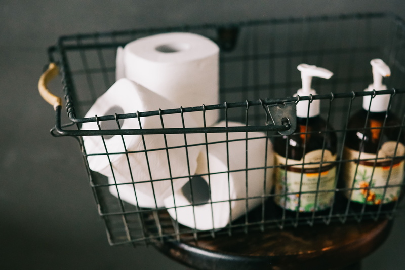 animal, toilet, close-up, focus on foreground, 4K, selective focus, cage, towel, nature, basket, food, still life, freshness, hanging, bathroom, indoors