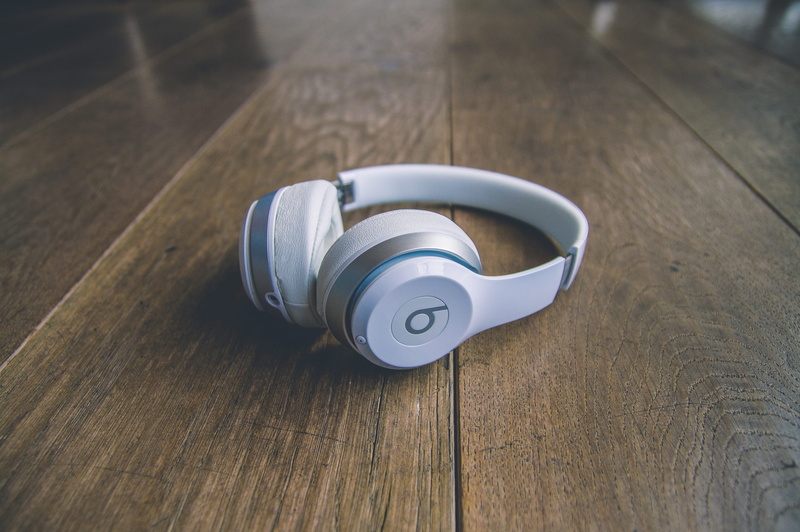 single object, focus on foreground, still life, day, dr, container, security, earphone, silver colored, technology, dre, table, flooring, 4K, Cool, design