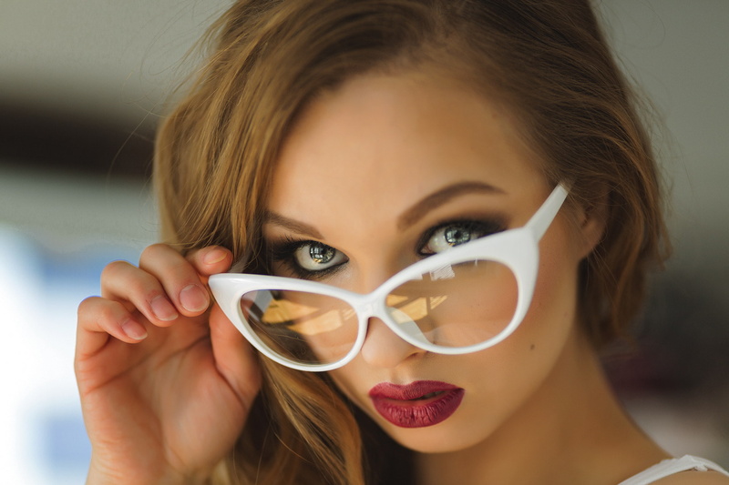 holding, human body part, close-up, portrait, young adult, blonde, beauty, beautiful woman, young women, body part, women, women with glasses, one person
