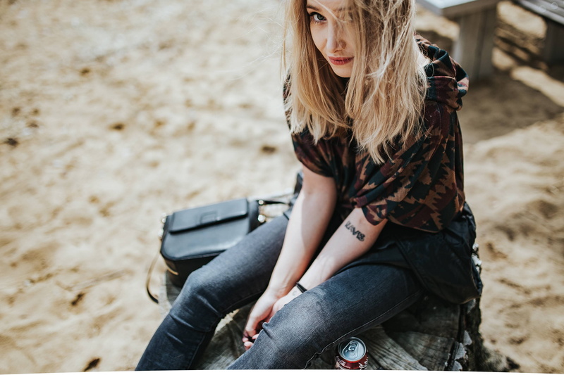beauty, sand, caucasian Ethnicity, lifestyle, casual clothing, relaxing, women, lifestyles, young Adult, leisure activity, drink, blond Hair, pretty, stump