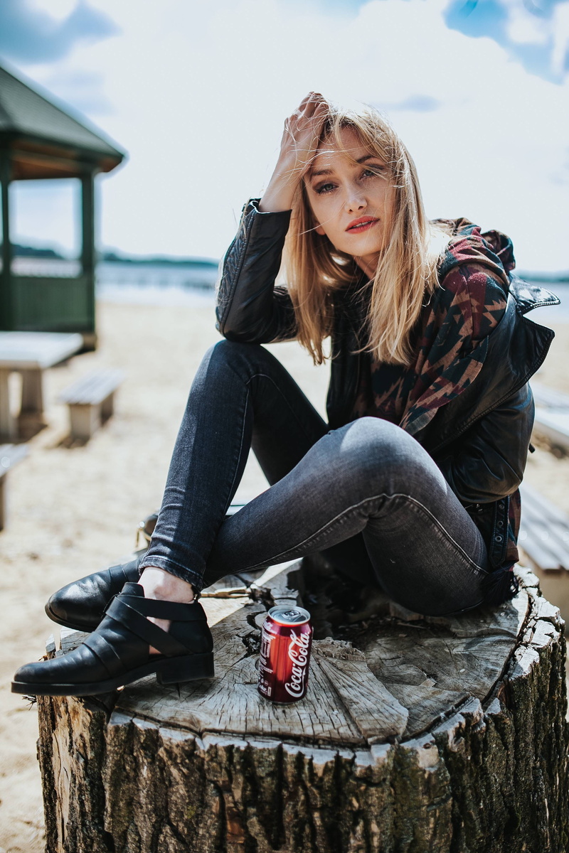 water, females, female, 4K, stump, focus on foreground, people, day, warm clothing, front view, beach, land, blond Hair, sand, outdoors, drink, young women