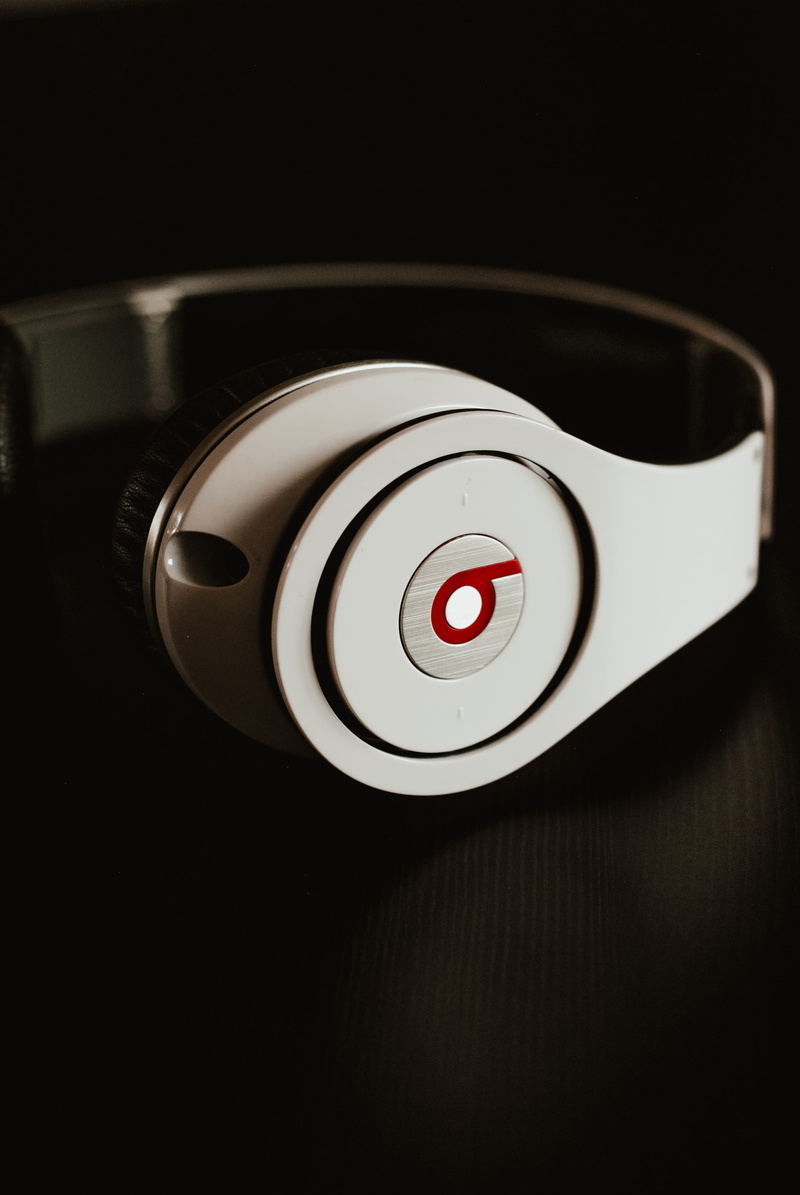 beats, dre, tech, beat, brand, white, camera - Photographic Equipment, 2K, listen, audio, audio Equipment, wireless, hip hop, sound, dr, red, logo, black Color