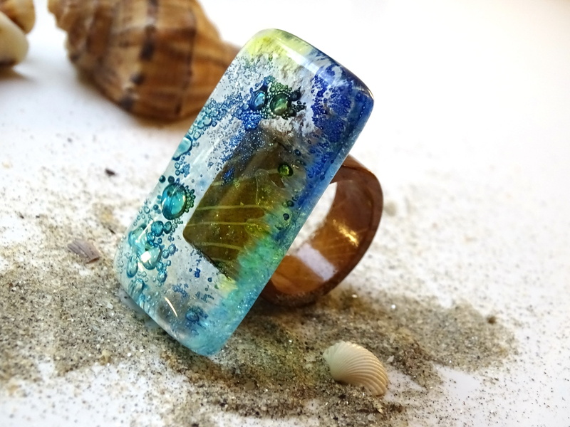 day, high angle view, glass and wood ring, glass ring, sea life, focus on foreground, close-up, wooden ring, engagement ring, beach, land, yellow, genuine ring