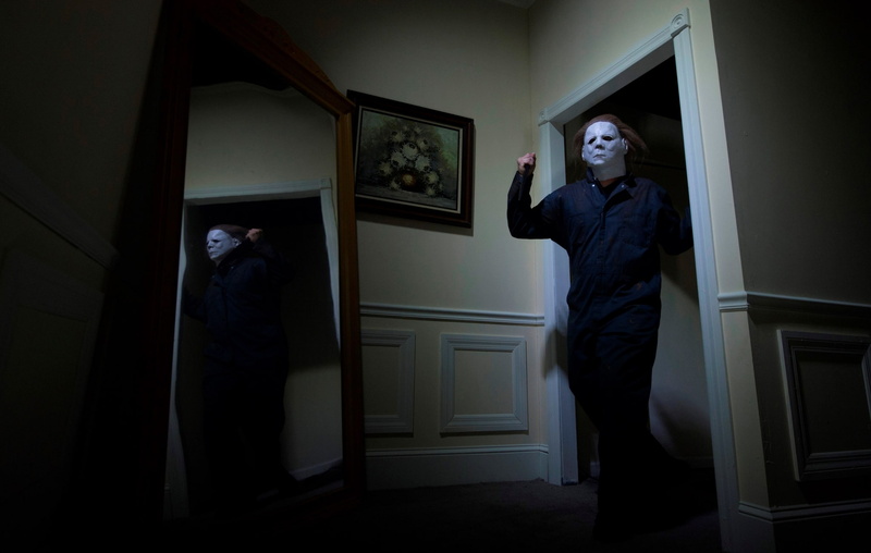 one person, adult, michael myers  desktop, mystery, shock, indoors, domestic life, horror, spooky, night, 1080P, fear, dark, entrance, surprise, ghost