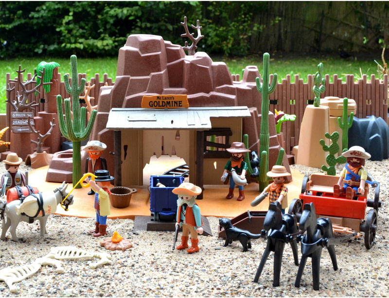 plant, only men, Playmobil, day, full length, children, silver, toys, donkey, men, table, nature, large group of objects, Western, women, sunlight, America