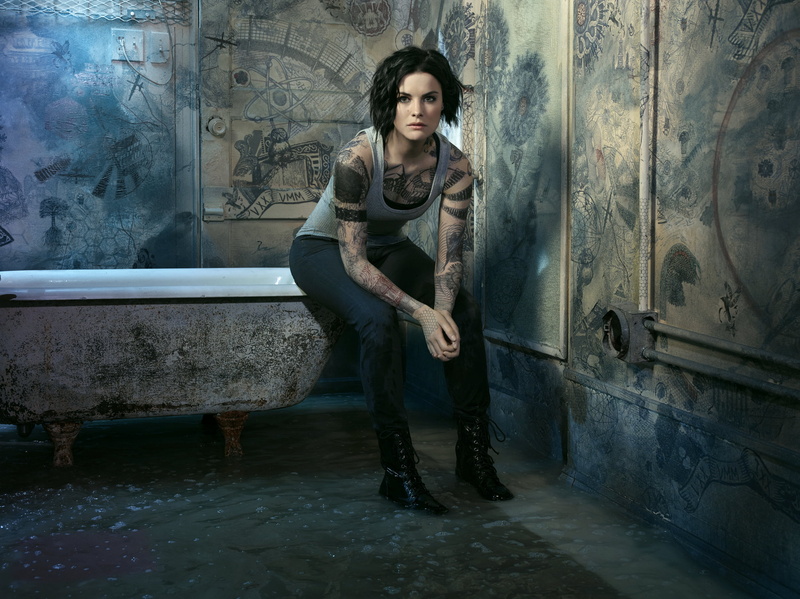 Jaimie Alexander, women, indoors, tattoo, short hair, bathtub, brunette, 2K, looking at viewer, Blindspot, actress, sitting, tank top