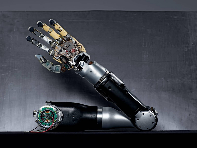 robotic, table, two objects, arts culture and entertainment, the past, wire, still life, 720P, indoors, gun, technology, machinery, black, high angle view