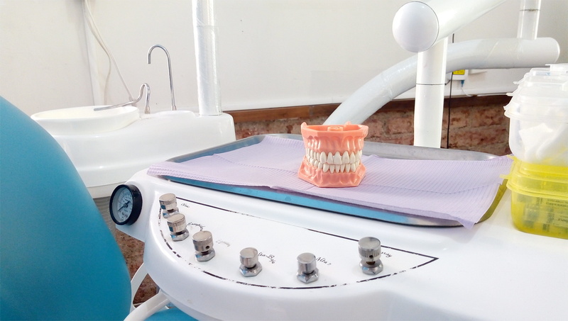 bottle, nature, bathroom, tooth, sink, indoors, glass, white color, domestic bathroom, table, kitchen, prosthesis, domestic kitchen, 5K, hygiene, work