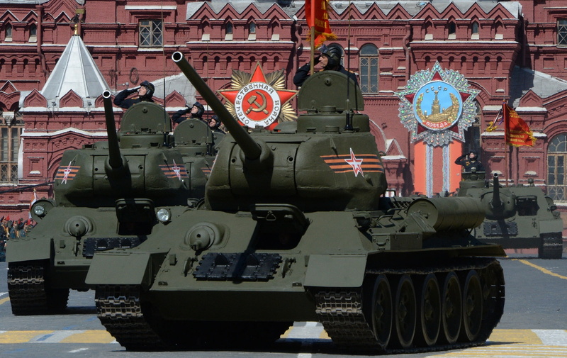 Soviet, army, fighting, architecture, transportation, no people, armored tank, 1080P, military, outdoors, armed forces, wheel, cannon, building exterior