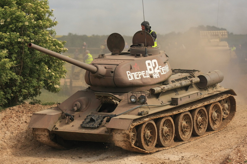 man, battle, real people, armored Tank, world War II, tree, brown, cannon, T-34-85, armed Forces, land vehicle, military Land Vehicle, history, power, russia